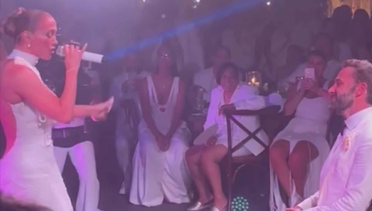 Jennifer Lopez düğünde Ben Affleck’e serenat yaptı
