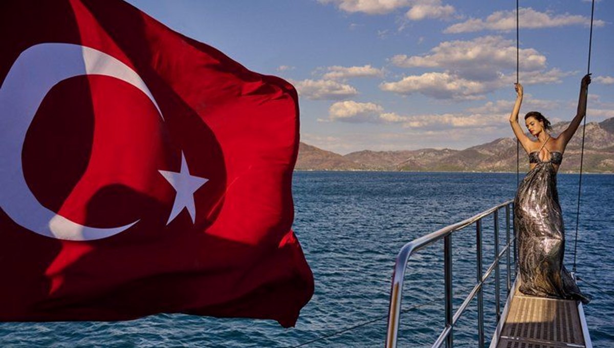 Alessandra Ambrosio'dan Türk bayraklı pozlar