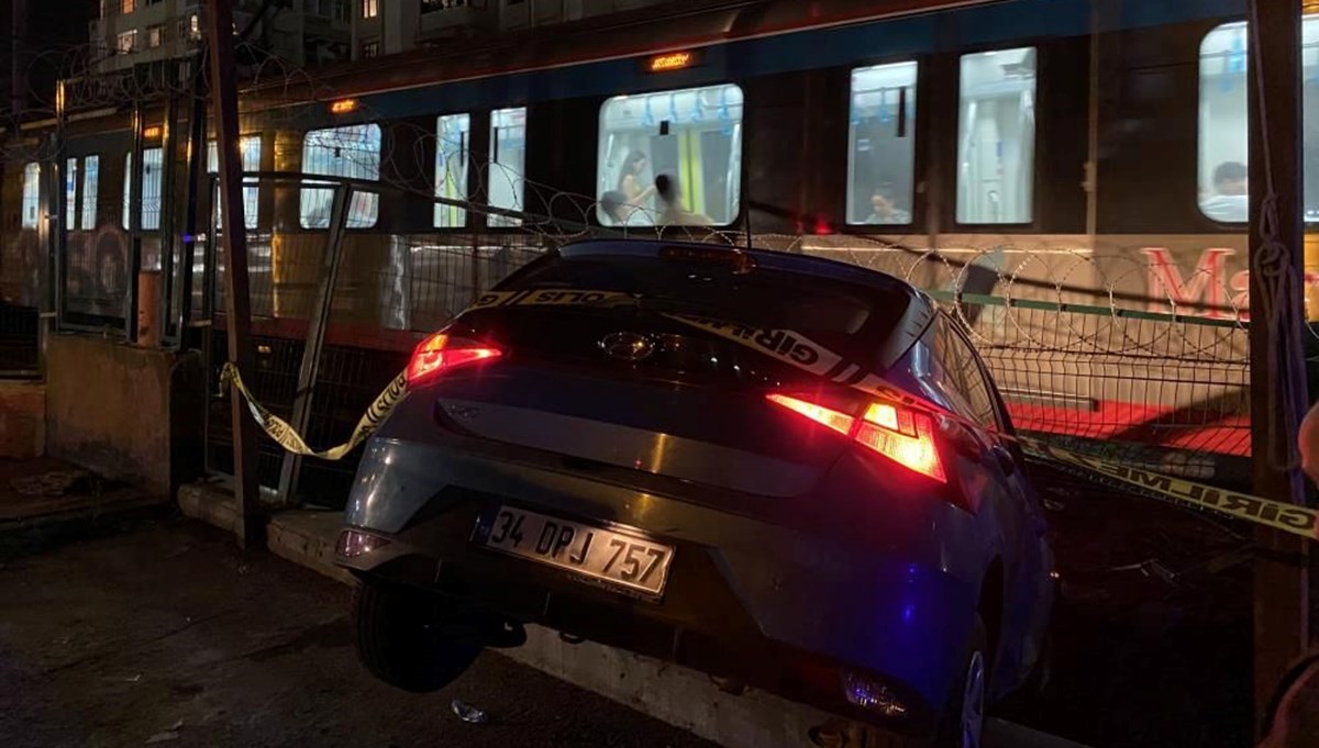 Kontrolden çıkan otomobil Marmaray'ın tel örgüsünde asılı kaldı
